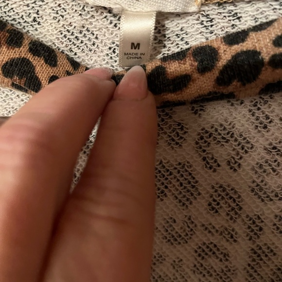 🏁Self❤️e Leopard print Long sleeve Shirt with keyhole Sz Medium - Picture 4 of 5